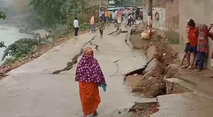 মুর্শিদাবাদে ভাগীরথী নদীর পাড় সংলগ্ন রাস্তায় ধস