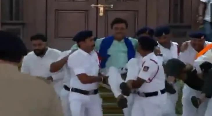 কর্ণাটক বিধানসভায় কাজে বাধা দেওয়ার অভিযোগে চ্যাংদোলা করে বিজেপি বিধায়কদের বের করে দিল পুলিস, করা হল সাসপেন্ডও