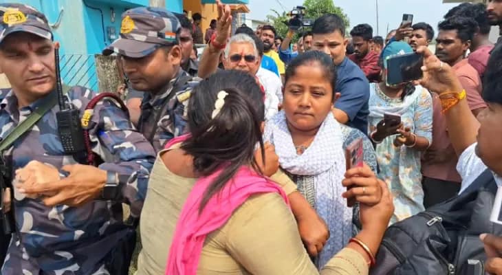 বিক্ষোভের মুখে অভব্য দিলীপ,  মহিলাদেরও তুমুল গালিগালাজ