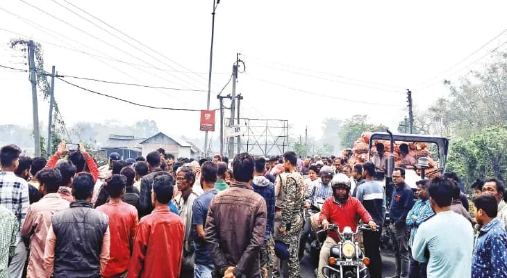 চার বছরের শিশুকে পিষে দিল ট্রাক দেহ নিয়ে অবরোধ, পুলিসকে ঘিরে বিক্ষোভ