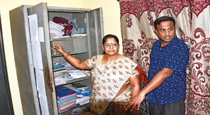 লালগড়ে স্কুলে নিরাপত্তা রক্ষীকে ছুরি দেখিয়ে চুরি