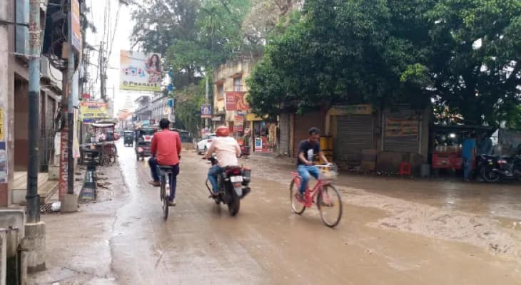 গোরাবাজারের রাস্তার কাদায় চলাচল করাই সমস্যা, ক্ষোভ
