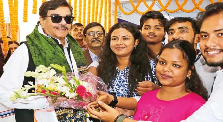 অক্সফোর্ডে বিশ্ববিদ্যালয়ে মুখ্যমন্ত্রী ডাক পান, উনি তো পান না: শত্রুঘ্ন