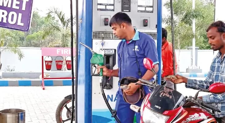 পুলিসের নির্দেশিকাকে থোড়াই কেয়ার, পাম্পে তেল ভরতে ভাড়া খাটছে হেলমেট