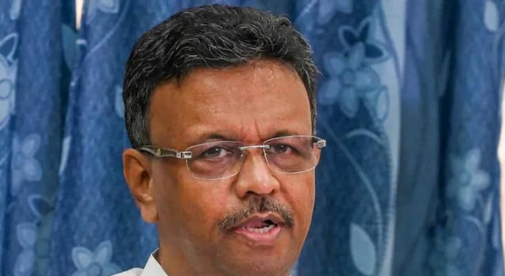 ক্যারিব্যাগ বন্ধে পুলিস ও দূষণ নিয়ন্ত্রণ পর্ষদকে নজর দেওয়ার আর্জি ফিরহাদের