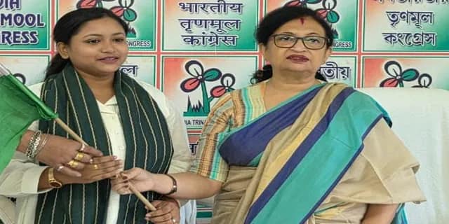 মন্ত্রী চন্দ্রিমা ভট্টাচার্যের উপস্থিতিতে তৃণমূলে যোগ দিলেন উত্তর দমদম পুরসভার ১৫ নং ওয়ার্ডের বাম কাউন্সিলার সন্ধ্যারাণী মণ্ডল
