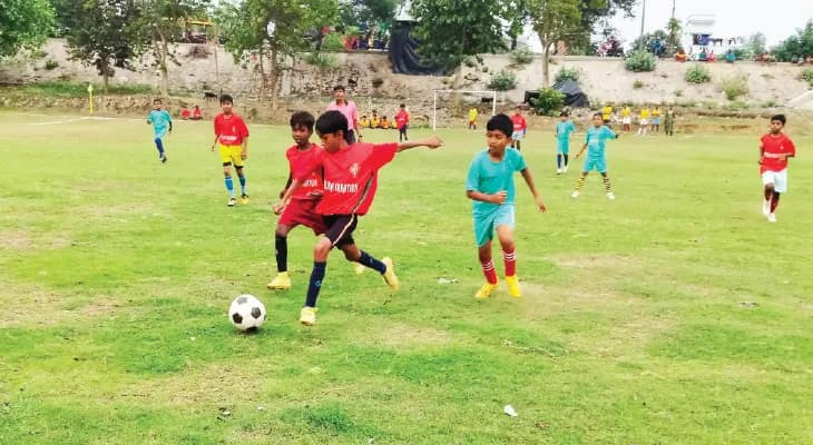 দুয়ের পল্লি কল্যাণ সমিতির ফুটবল প্রতিযোগিতা ঘিরে তীব্র উন্মাদনা