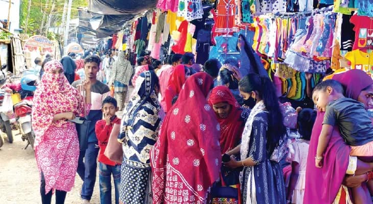 রবিবার সিউড়িতে ঈদের কেনাকাটায় ব্যাপক ভিড়