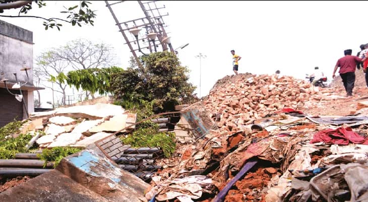 তাসের ঘরের মতো ভাঙল বাড়ি, বড় বিপর্যয়ের শঙ্কা! হাওড়ার বেলগাছিয়ায় পরিদর্শনে যাদবপুরের বিশেষজ্ঞরা
