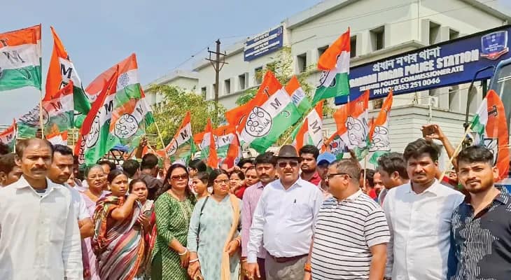 অন্ধকারে দল, বিতর্কে মেয়র পরিষদ সদস্য, ঝান্ডা নিয়ে থানায় বিক্ষোভ দিলীপের