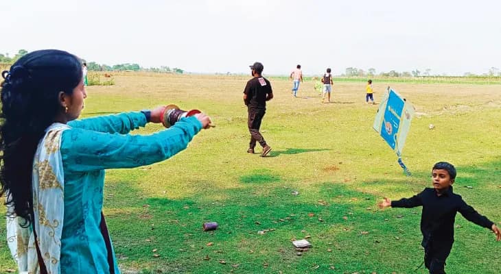 তিস্তা নদীর পাড়ে পেটকাটি, মুখপোড়া, চাঁদিয়ালের লড়াইয়ে মাতল শিশুরাও