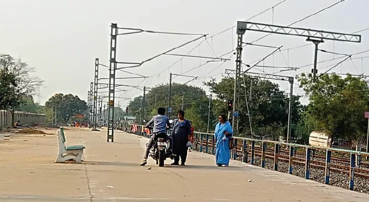 রাস্তা বেহাল, মালদহ কোর্ট স্টেশনের প্ল্যাটফর্মের উপর দিয়েই চলছে বাইক