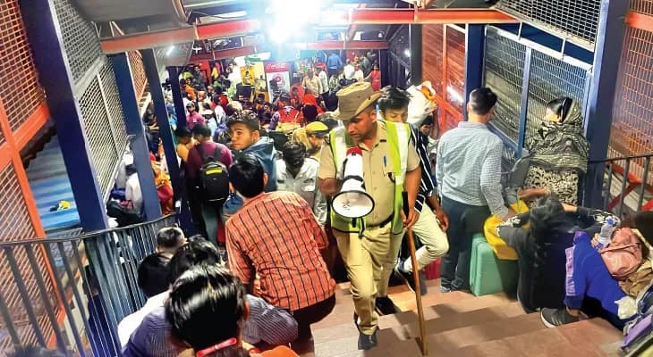 ৫ ট্রেন লেট, নিউদিল্লি স্টেশনে মাত্রাছাড়া ভিড়, তুমুল বিশৃঙ্খলা, ফিরল দুঃস্বপ্নের স্মৃতি