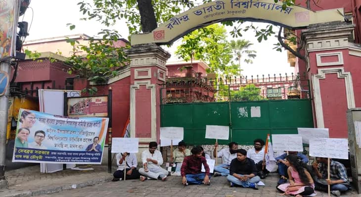 জোড়াসাঁকোর রবীন্দ্রভারতী বিশ্ববিদ্যালয়ের সামনে বিক্ষোভ টিএমসিপি-র