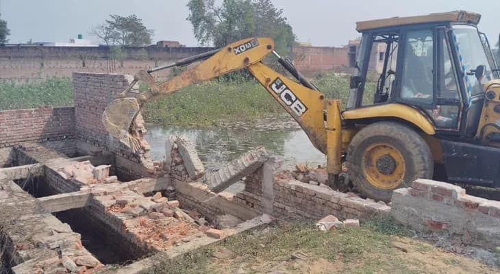 আসানসোলে পুকুর ভরাট করে গড়ে ওঠা নির্মাণ ভাঙছে পুরসভা