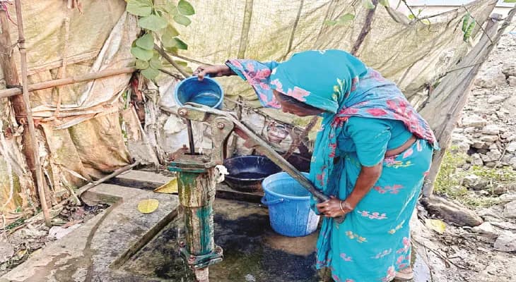 পুকুর শুকিয়ে ফুটিফাটা, নামেই নলকূপ তীব্র জলসঙ্কটে জেরবার জামবনীর বহু গ্রাম