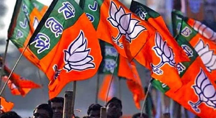 দুর্নীতিতে অভিযুক্ত জেলা সভাপতিকে কালি মাখাল গেরুয়া শিবিরের কর্মীরাই