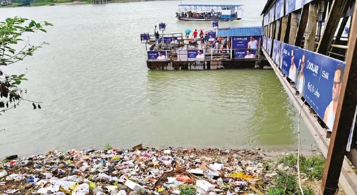 ফেরিঘাট সংলগ্ন নদীর ধারে আবর্জনার পাহাড়, দুর্গন্ধে অতিষ্ঠ নিত্যযাত্রী-পর্যটক