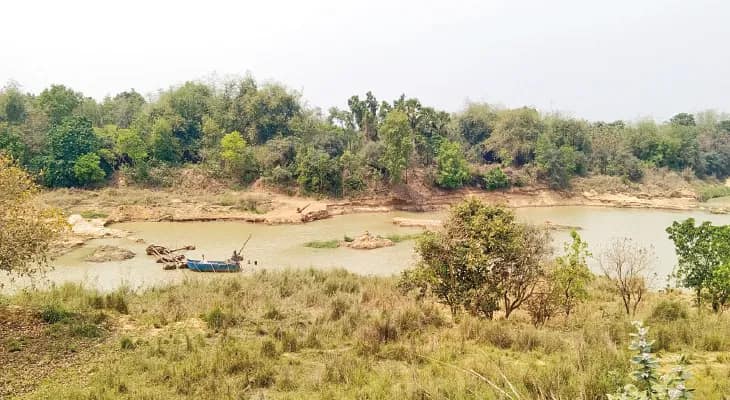 ভরতপুরে মাফিয়ারা গিলে খাচ্ছে কুয়ে নদীর বালি, আতঙ্কে চাষিরা