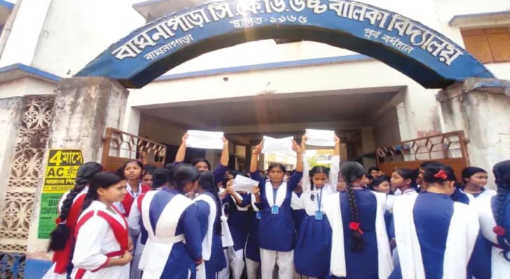 ছাত্রীদের গায়ে হাত দেওয়ার অভিযোগ অশিক্ষক কর্মীর বিরুদ্ধে, স্কুলে বিক্ষোভ