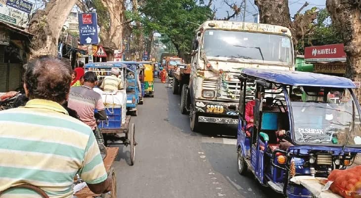 ট্রাকের ‘পাস’ পরীক্ষার গুঁতোয় যানজটে হাঁসফাঁস করছে বনগাঁ