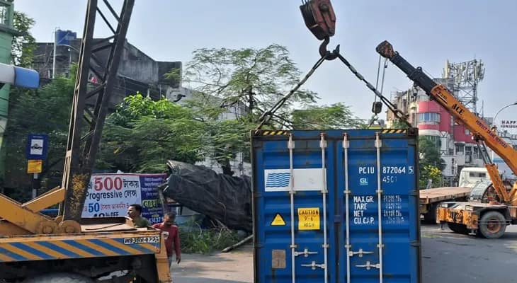 মন্দিরতলায় মালবোঝাই কন্টেনার উল্টে বিপত্তি, দীর্ঘক্ষণ বন্ধ রইল রাস্তা