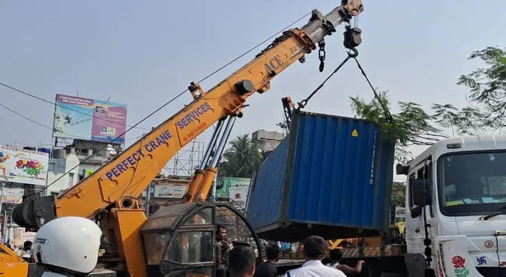 হাওড়ার মন্দিরতলায় চলছে কন্টেনার তোলার কাজ