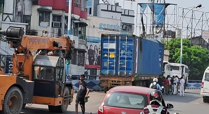 কন্টেনার সরানোর পর খুলে দেওয়া হল হাওড়ার মন্দিরতলার রাস্তা, শুরু যান চলাচল