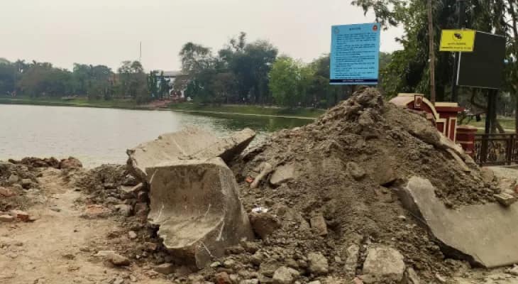 সাগরদিঘির পুরনো কোর্ট ঘাটের সংস্কারের কাজ চলছে  মদনমোহনের নৌকাবিহার নিয়ে চিন্তায় মন্দির কর্তৃপক্ষ
