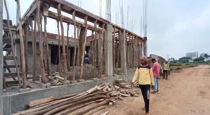 টাকা ঢুকলেও বাড়ি তৈরিতে গড়িমসি  ফেরত চেয়ে নোটিসের সিদ্ধান্ত প্রশাসনের