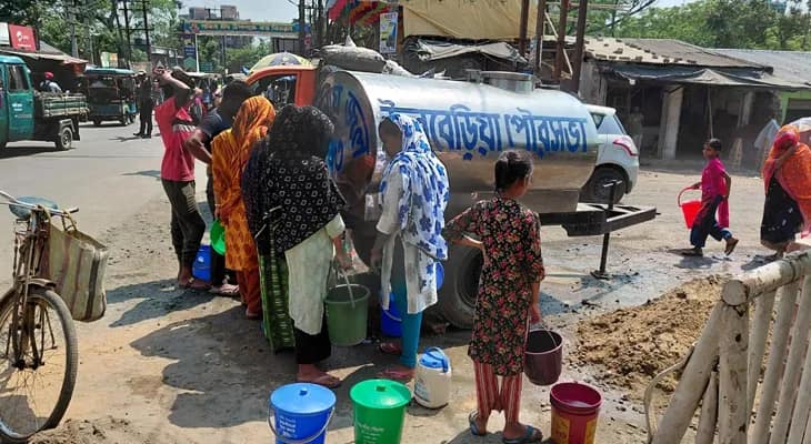 পানীয় জলের পাইপে ফাটল, উলুবেড়িয়া পুরসভা এলাকায় জল সরবরাহে বিঘ্ন