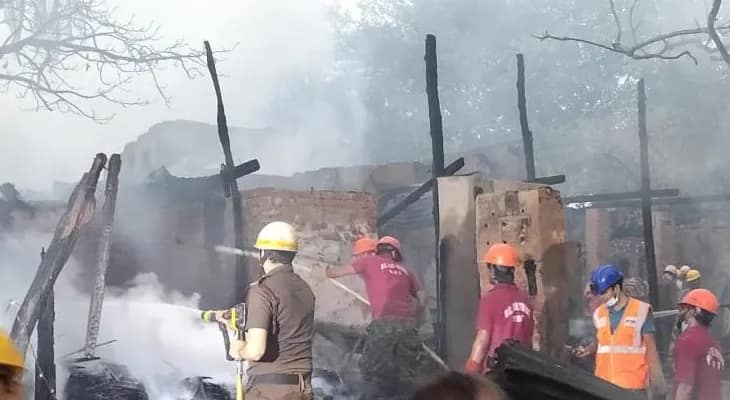 বেলেঘাটায় আগুন নেভাল দমকল, ১৪টি ইঞ্জিনের চেষ্টার নিয়ন্ত্রণে আসে আগুন
