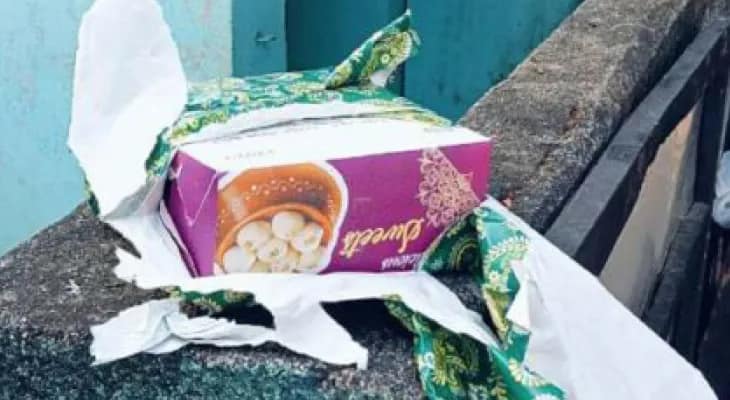 রঙিন গিফট প্যাকেটে এল তাজা বোমা, উপহার পেয়ে হাঁ গ্রাম পঞ্চায়েত প্রধান