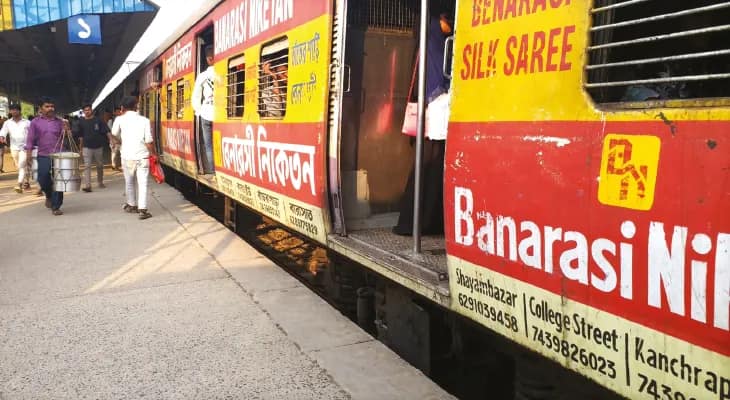 জিয়াগঞ্জ স্টেশনে প্ল্যাটফর্মের উচ্চতা ট্রেনের কামরার থেকে অনেক নিচু