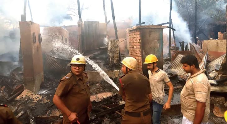 অগ্নিকাণ্ডের জেরে বেলেঘাটা থেকে শিয়ালদহ স্তব্ধ, দুর্ভোগ