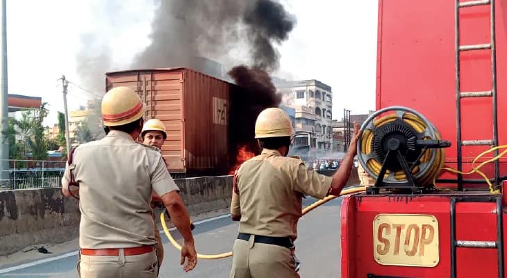 বারাসতে দুর্ঘটনার জেরে বাইকে আগুন, ছড়িয়ে পড়ল কন্টেনারে