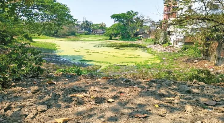 রাজারহাটে পুলিসের উপস্থিতিতে পুকুর ভরাটের অভিযোগ, বিক্ষোভ