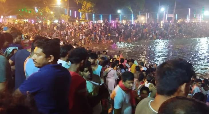 বারুণি মেলা উপলক্ষ্যে ঠাকুরনগরে চলছে পুণ্যস্নান