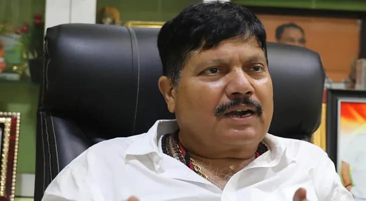 আজ, বৃহস্পতিবার দুপুরের মধ্যেই হাজিরা দিতে হবে, অর্জুন সিংয়ের বাড়িতে গিয়ে নোটিস দিয়ে জানাল পুলিস