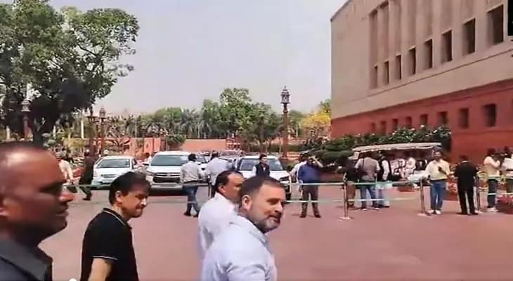 কীসের ভয়ে জানি না, তবে আমাকে বলতে দেওয়া হচ্ছে না, ফের আক্রমণ রাহুলের