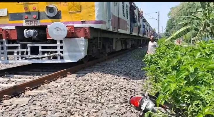 গতি কম থাকায় দুর্ঘটনার হাত থেকে রক্ষা পেল ডাউন ক্যানিং লোকাল