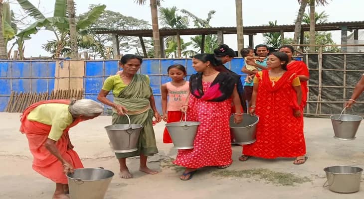 পানীয় জলের দাবিতে ময়নাগুড়ির ব্যাঙ কান্দি এলাকায় গ্রামবাসীদের বিক্ষোভ