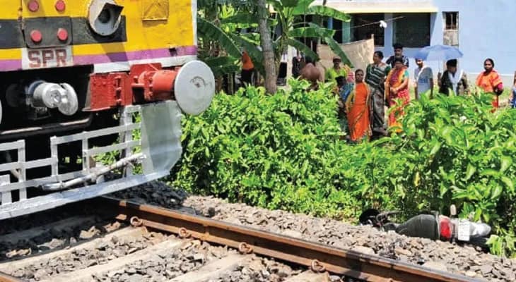 রেল লাইন পেরতে গিয়ে সামনেই ট্রেন বাইক ফেলে পালিয়ে বাঁচল ২ যুবক