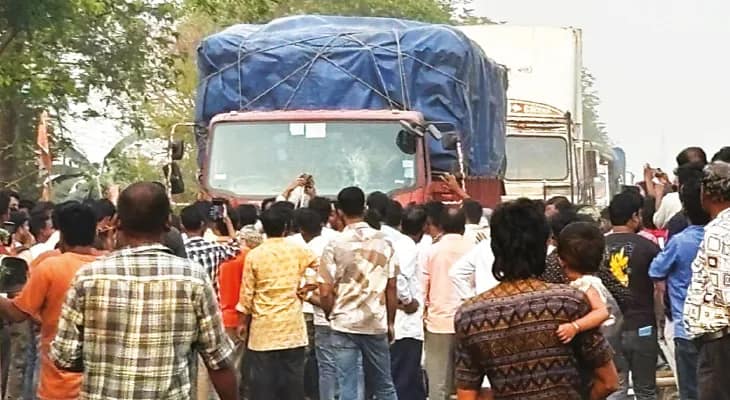 পাঞ্জিপাড়ায় লরির সঙ্গে সংঘর্ষ, মৃত্যু বাইকচালক যুবকের, সড়ক অবরোধ