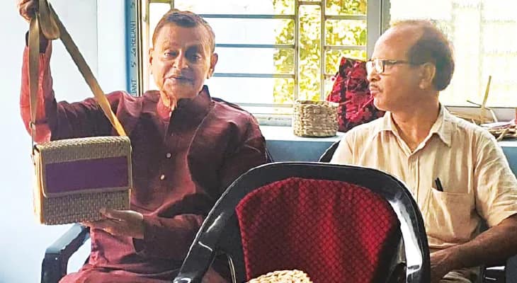 পূর্বস্থলীতে কচুরিপানা দিয়ে হস্তশিল্পের প্রশিক্ষণ শিবির পরিদর্শনে মন্ত্রী
