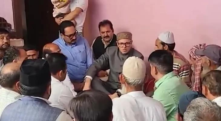 কাঠুয়া এনকাউন্টারে শহিদ জওয়ানের পরিবারের সঙ্গে দেখা করলেন জম্মু ও কাশ্মীরের মুখ্যমন্ত্রী ওমর আবদুল্লাহ
