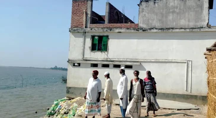 ভাঙনের ছ’মাস পরও বাঁধ মেরামত হয়নি কামালতিপুরে