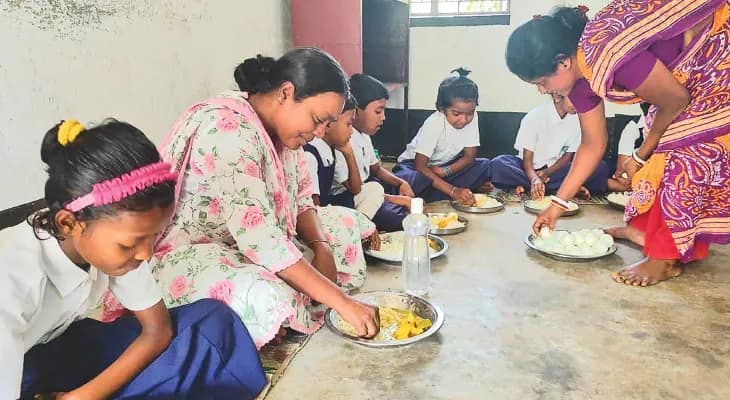 বিনপুরের স্কুলে হঠাৎ হাজির বীরবাহা, খুদেদের সঙ্গে গল্প