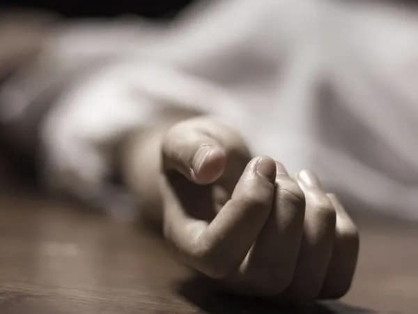 বর্ধমানে রেললাইনের ধার থেকে যুবকের ঝুলন্ত দেহ উদ্ধার, চাঞ্চল্য