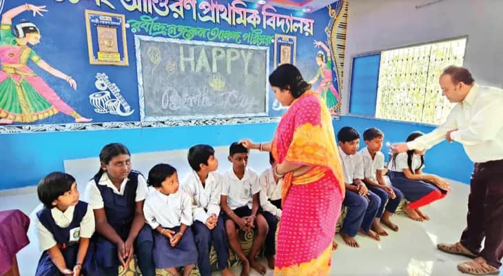 স্কুলে জন্মদিন পালনে মাতল আণ্ডিরণ প্রাথমিকের পড়ুয়ারা